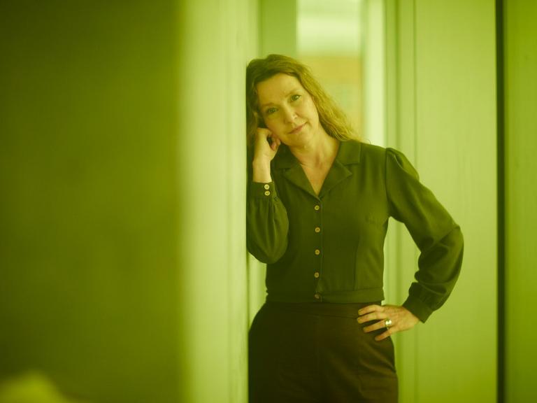 Lene Tanggaard stående, grønne toner