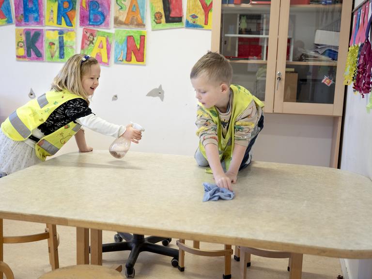 Anker og Marley hjælper med rengøring i daginstitutionen Vibereden