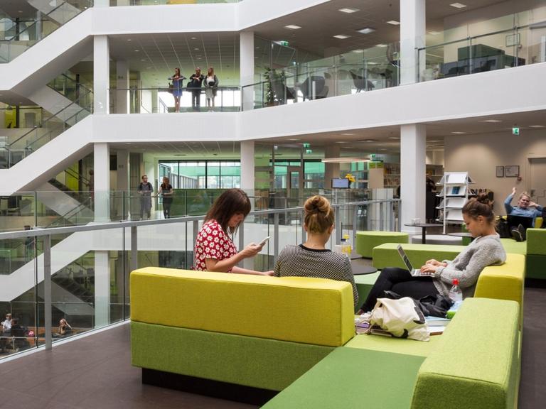 Studerende på Via University College