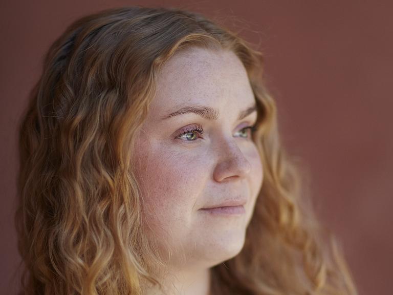 Foto af Emma Goul, pædagog i Den Integrerede Institution Nordlyset i Aarhus.
