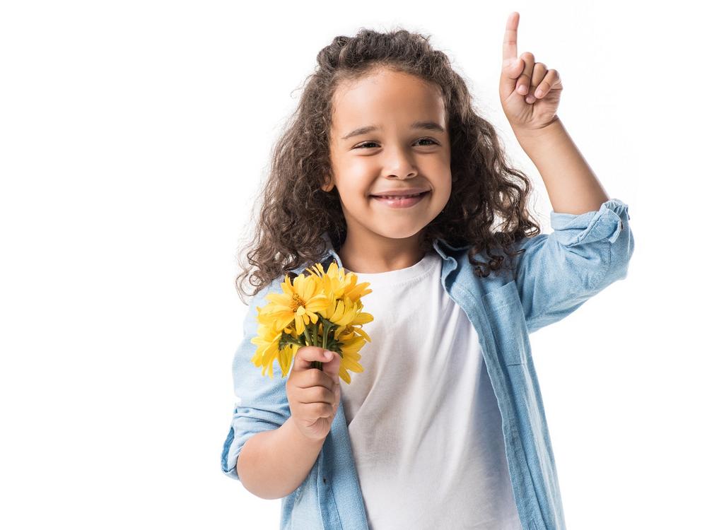 Barn siger velkommen med blomster