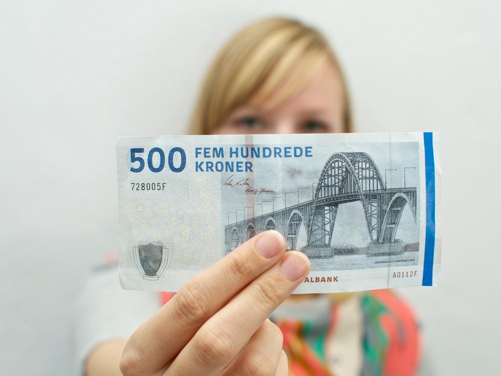 Kvinde viser en 500-kronerseddel