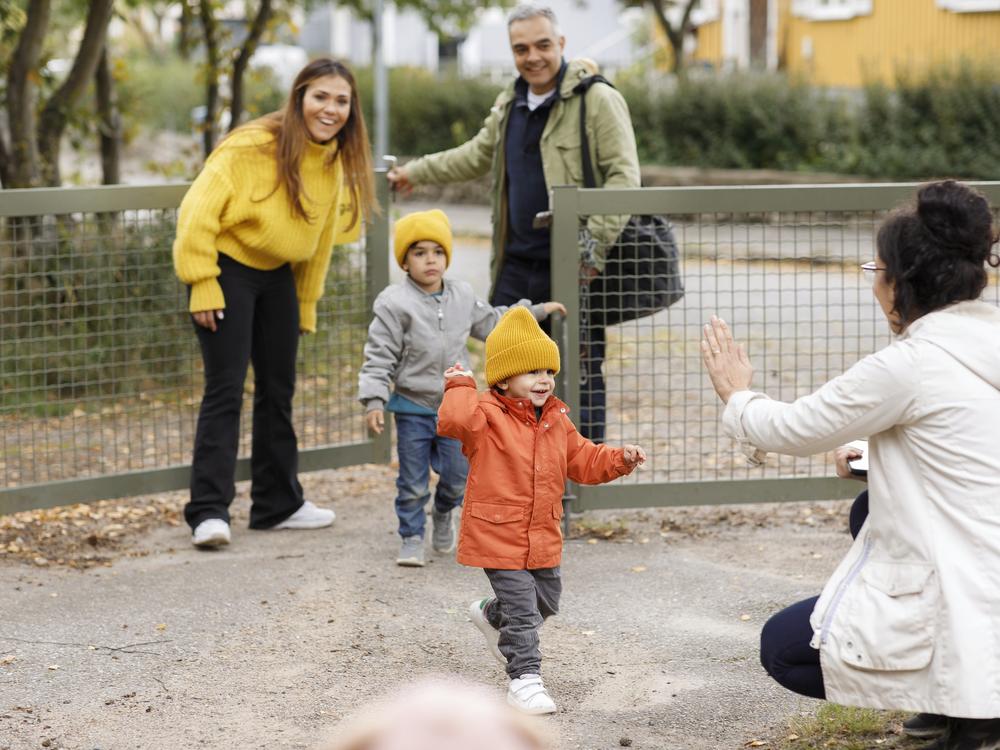 forældresamarbejde far afleverer børn i børnehaven