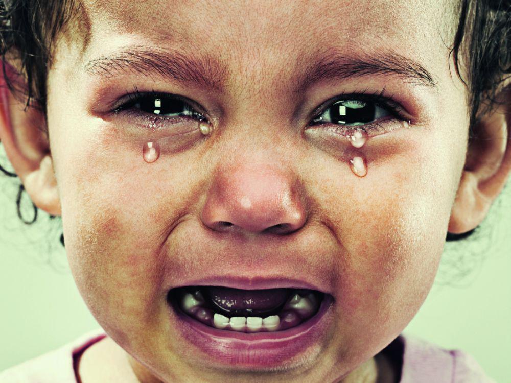 foto af barn, der græder