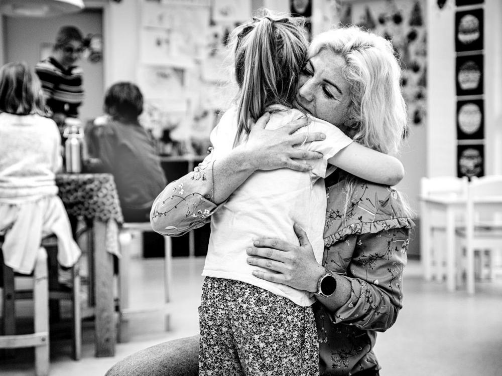 Pædagog Ida Bjerre giver et barn et kram