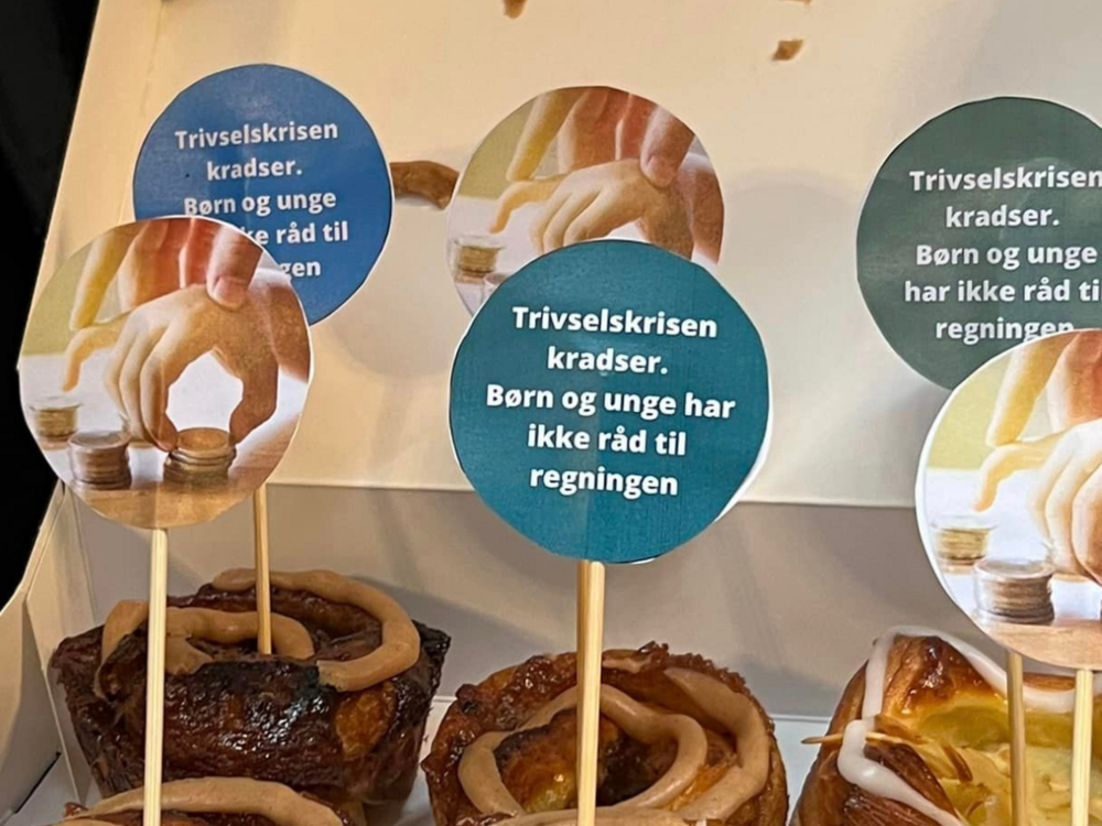 Kage med skilte "Trivselskrisen kradser"