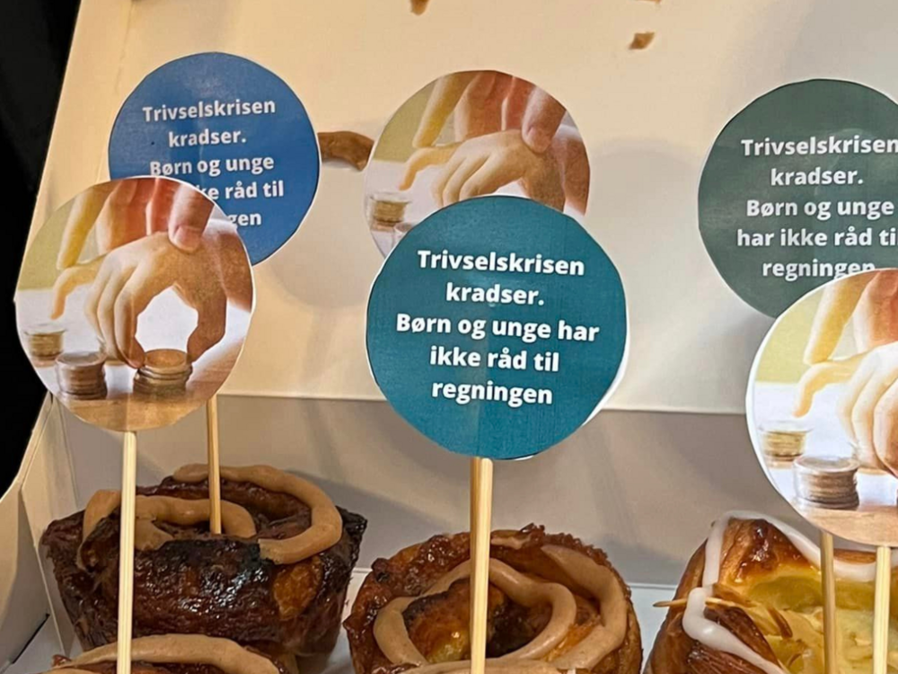 Kage med skilte "Trivselskrisen kradser" 