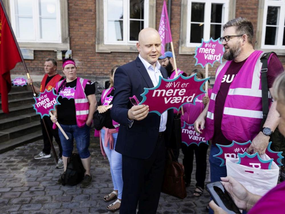 Foto af Kulturminister Jakob Engel-Schmidt på vej til første møde i trepartsforhandlinger.