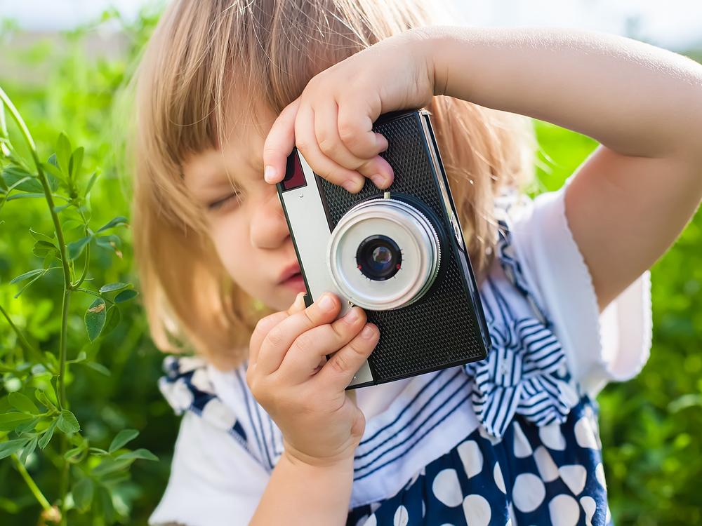 Barn udendørs med kamera