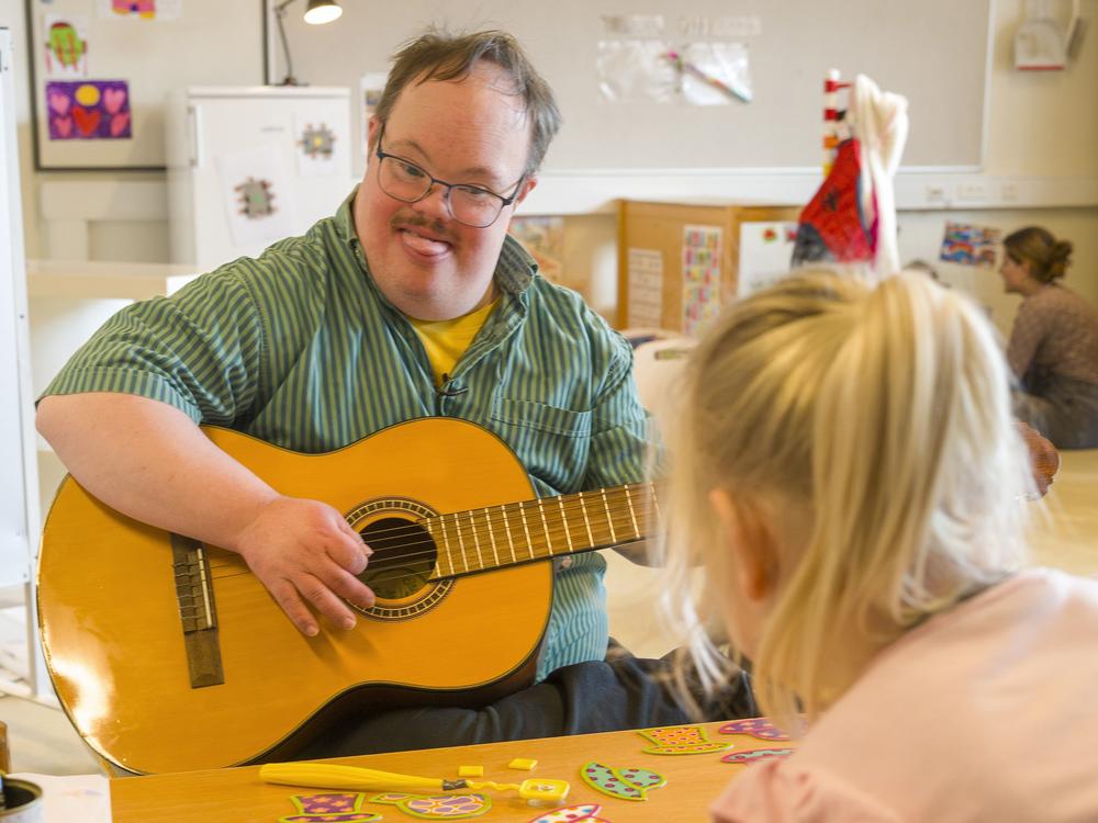 Mikael Kjærgaard Markussens drøm om at blive pædagog har ført til, at han er blevet musikalsk besøgsven i Holmsland Børnehus i Kloster i Ringkøbing Kommune.