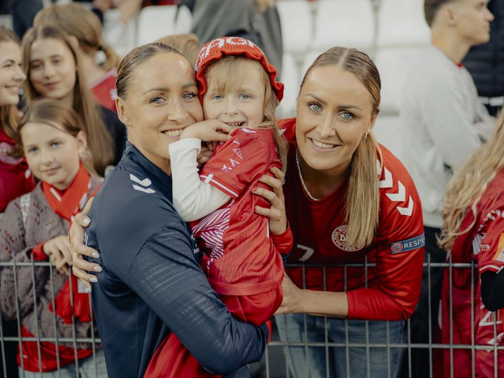 Sanne og Lotte Troelsgaard er begge uddannede pædagoger og har begge spillet på det danske kvindelandshold.