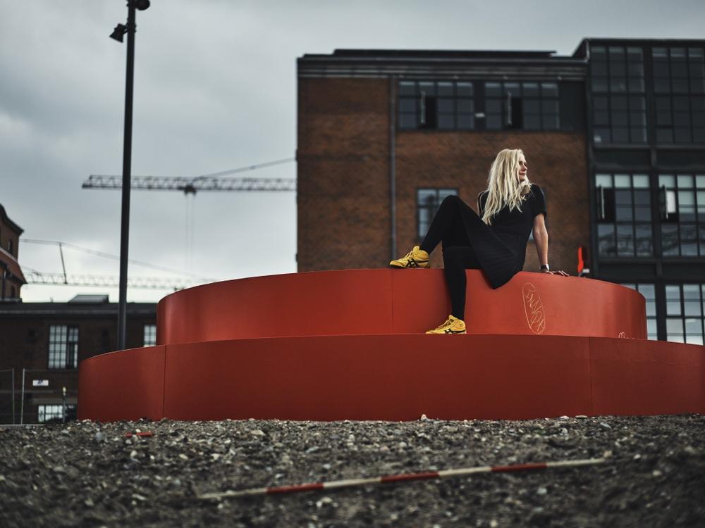 Malene Friis Andersen sidder på en orange skulptur