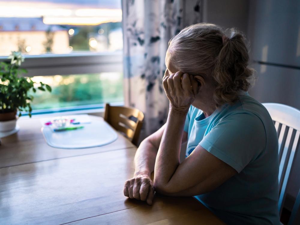 Kvinde sidder og kigger ud ad vinduet