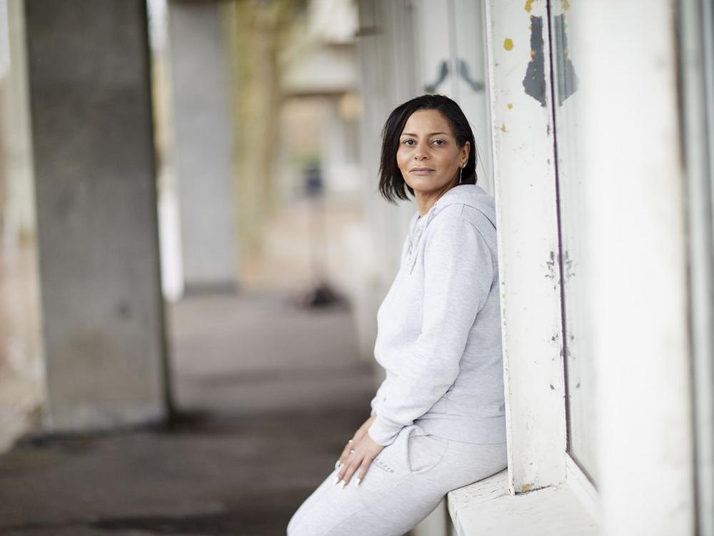 Hiba El-Chatle er fotograferet foran rå vægge i lyse nuancer