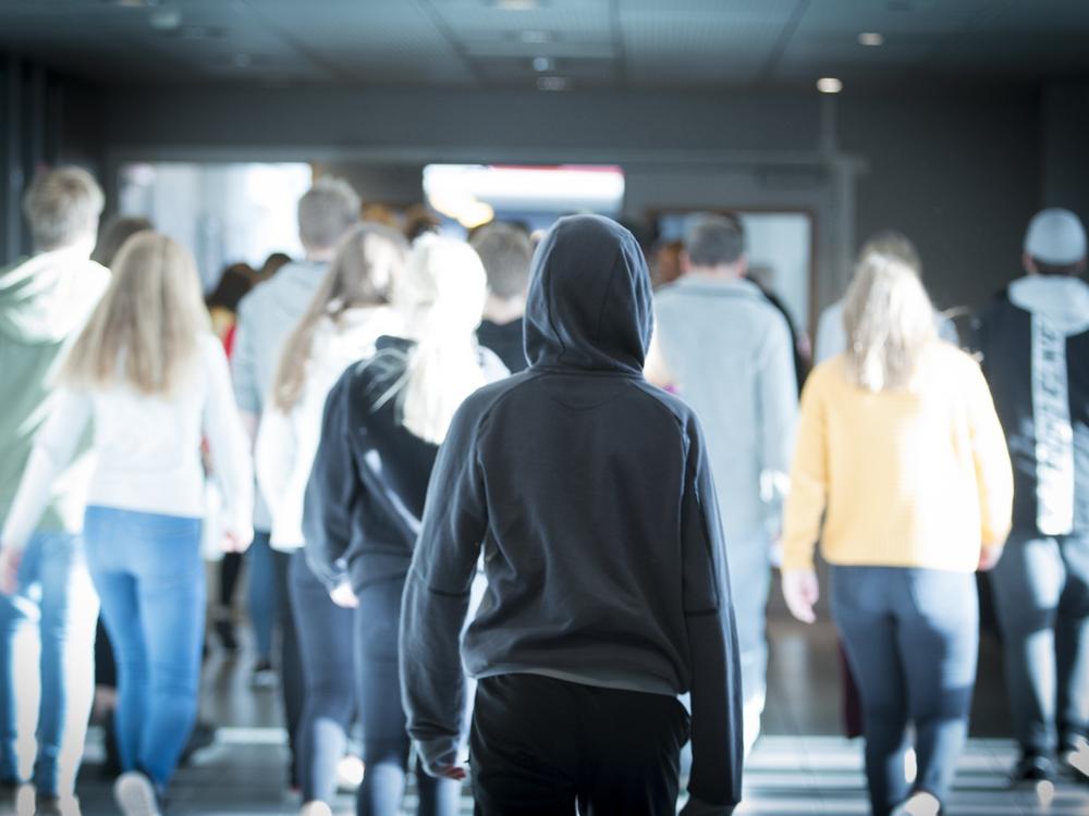 Foto af unge, som går gennem en korridor
