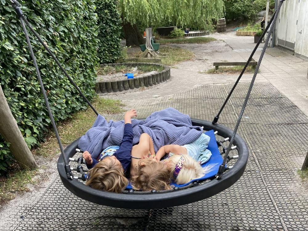 Foto af to børn i gynge