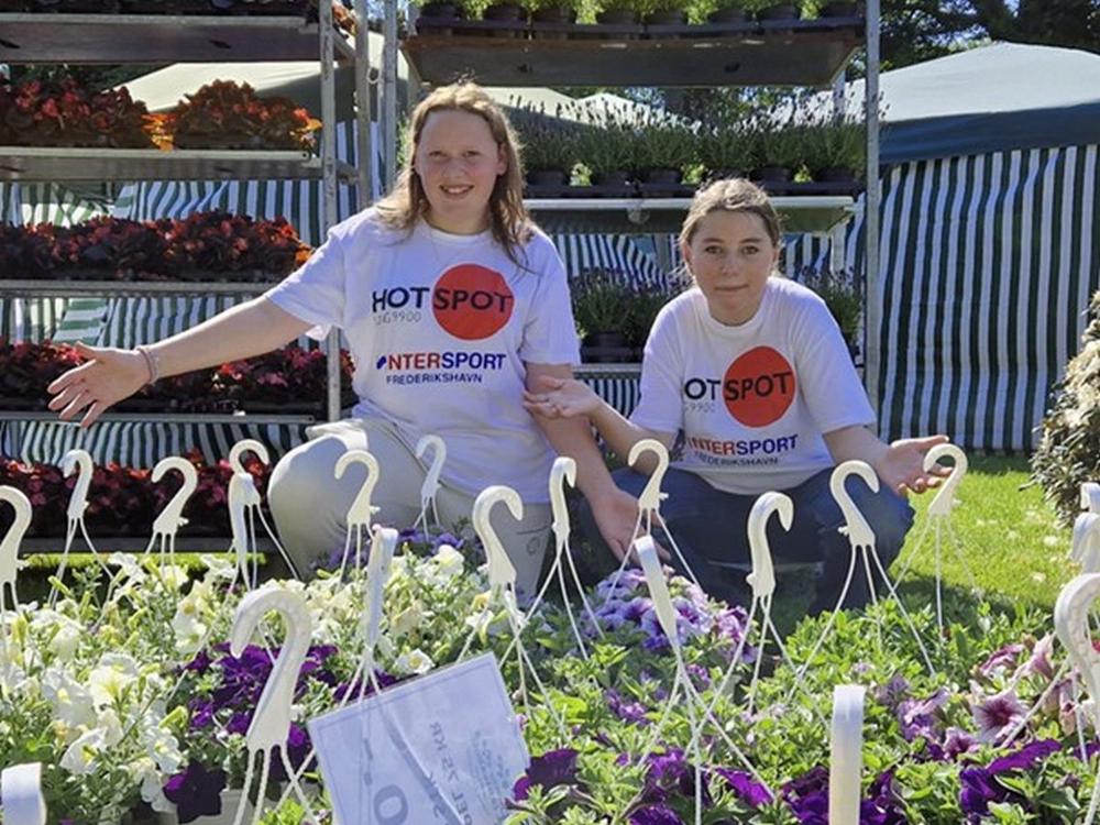 Foto af to unge, der sælger blomster