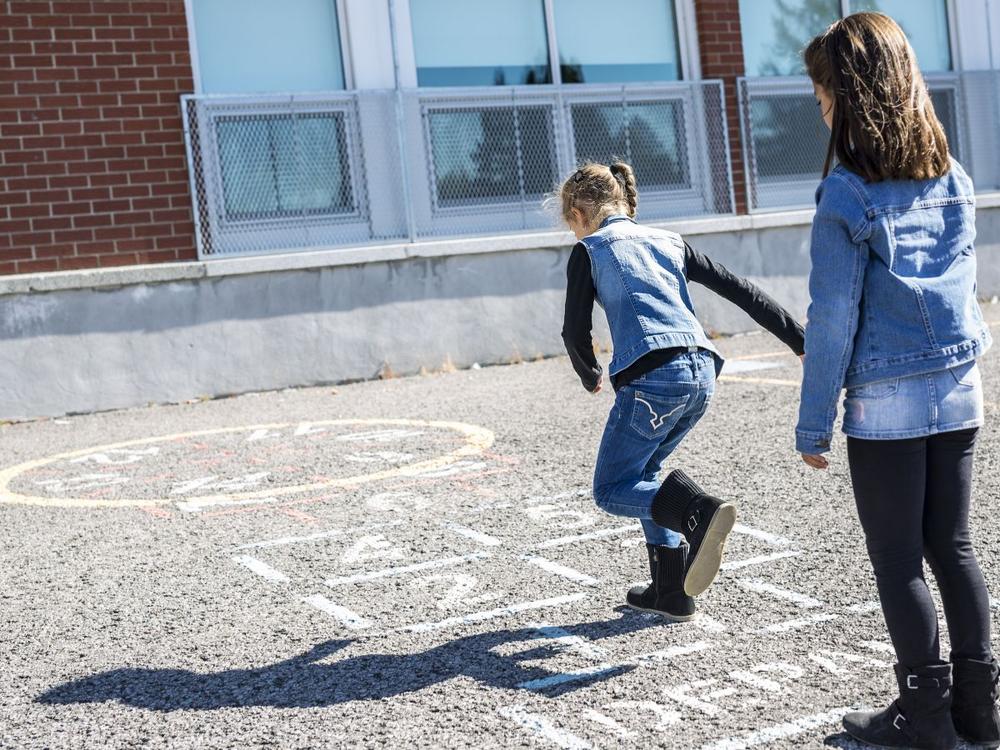 Børn hinker i skolegård
