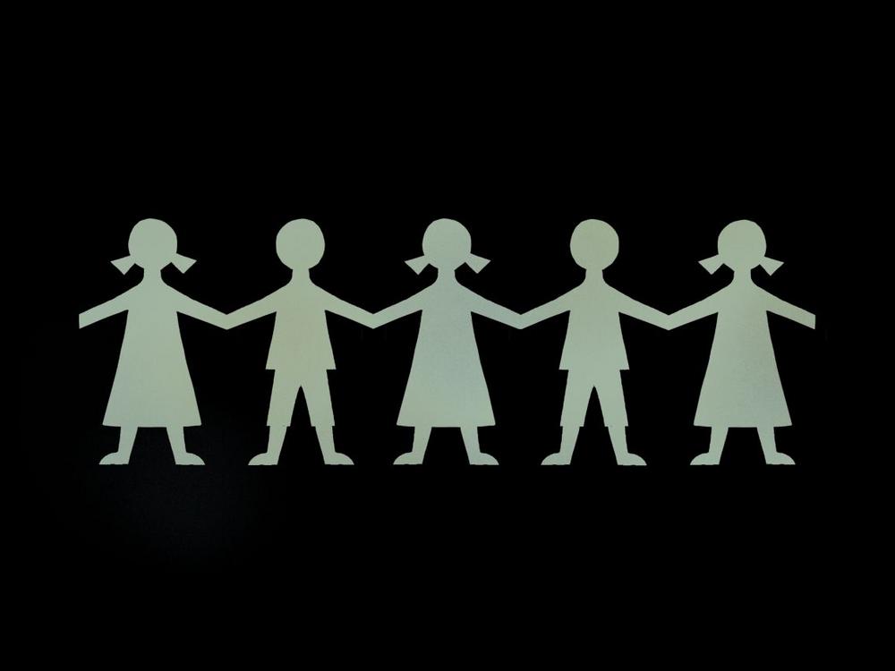 Illustration af figurer, der holder hinanden i hænderne