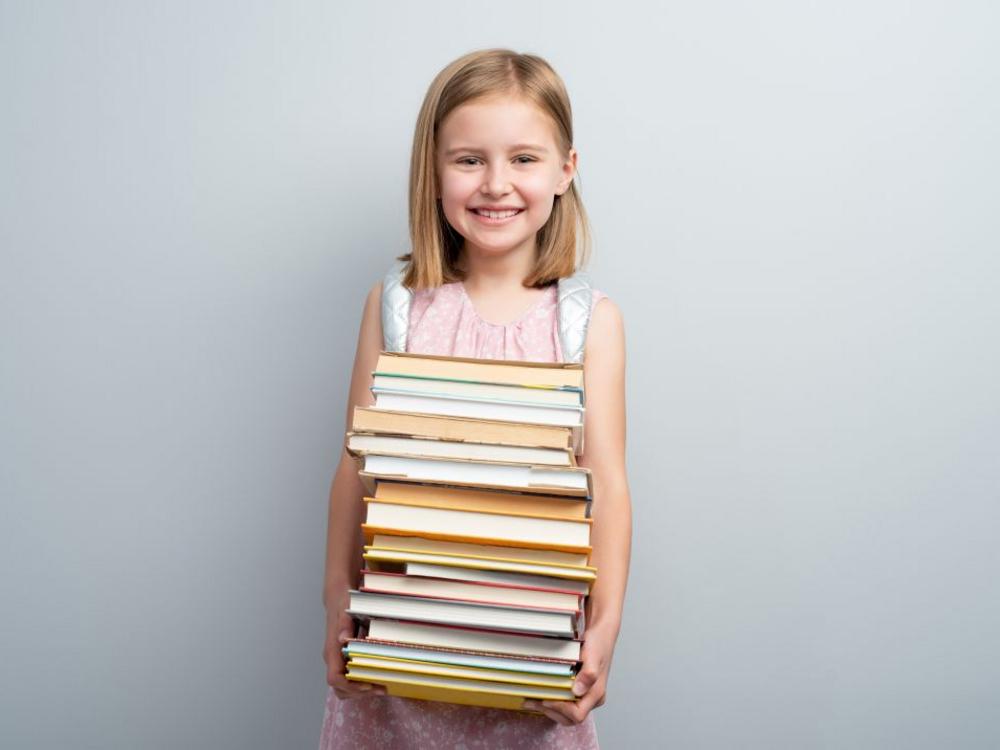 Pige holder stak af bøger