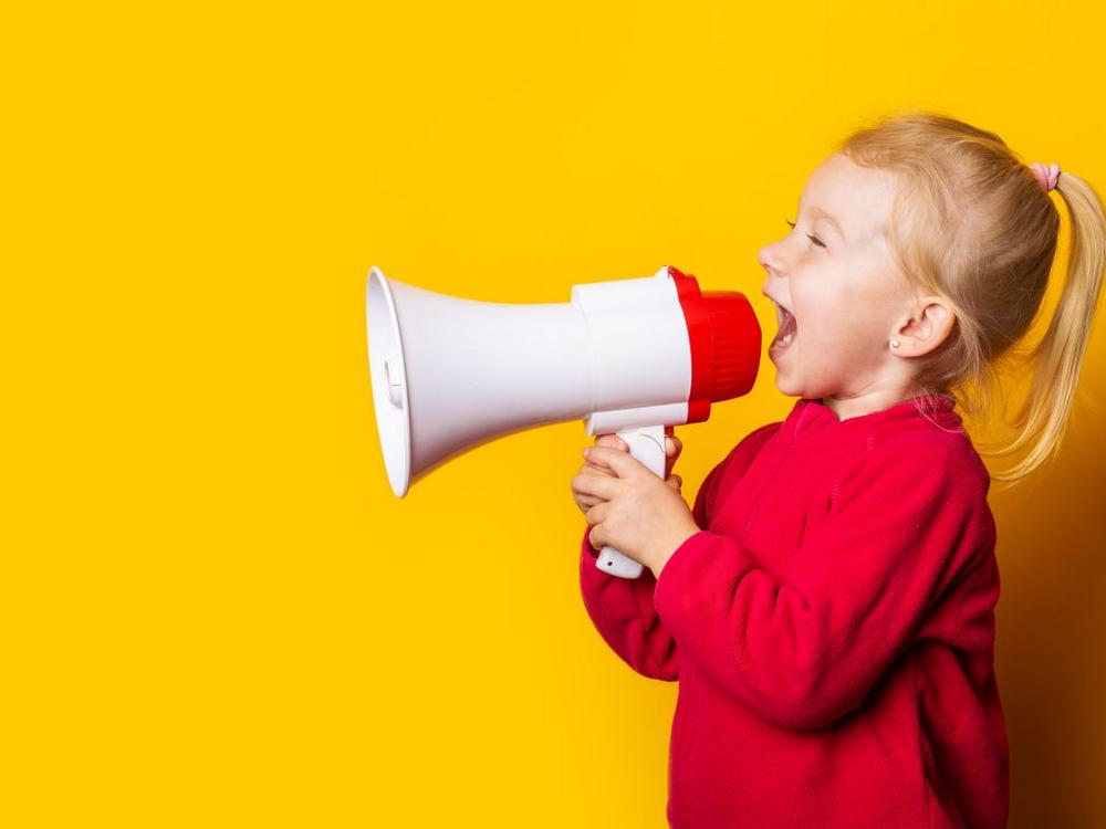 Barn holder en megafon