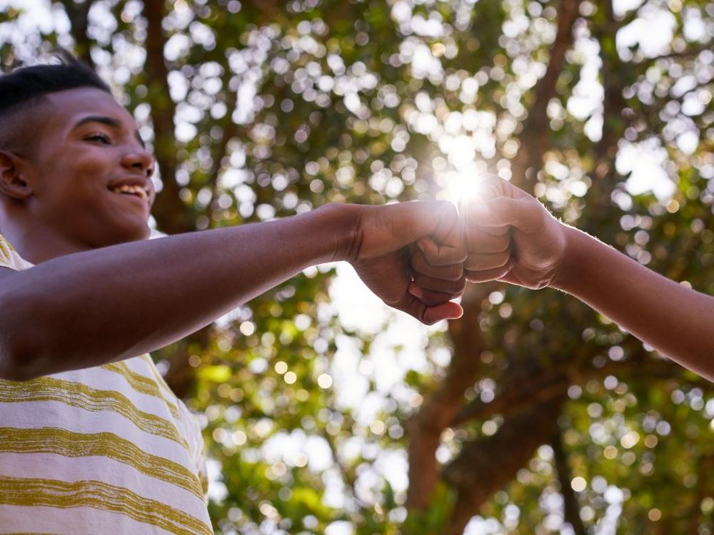 Dreng laver knuckles med anden person