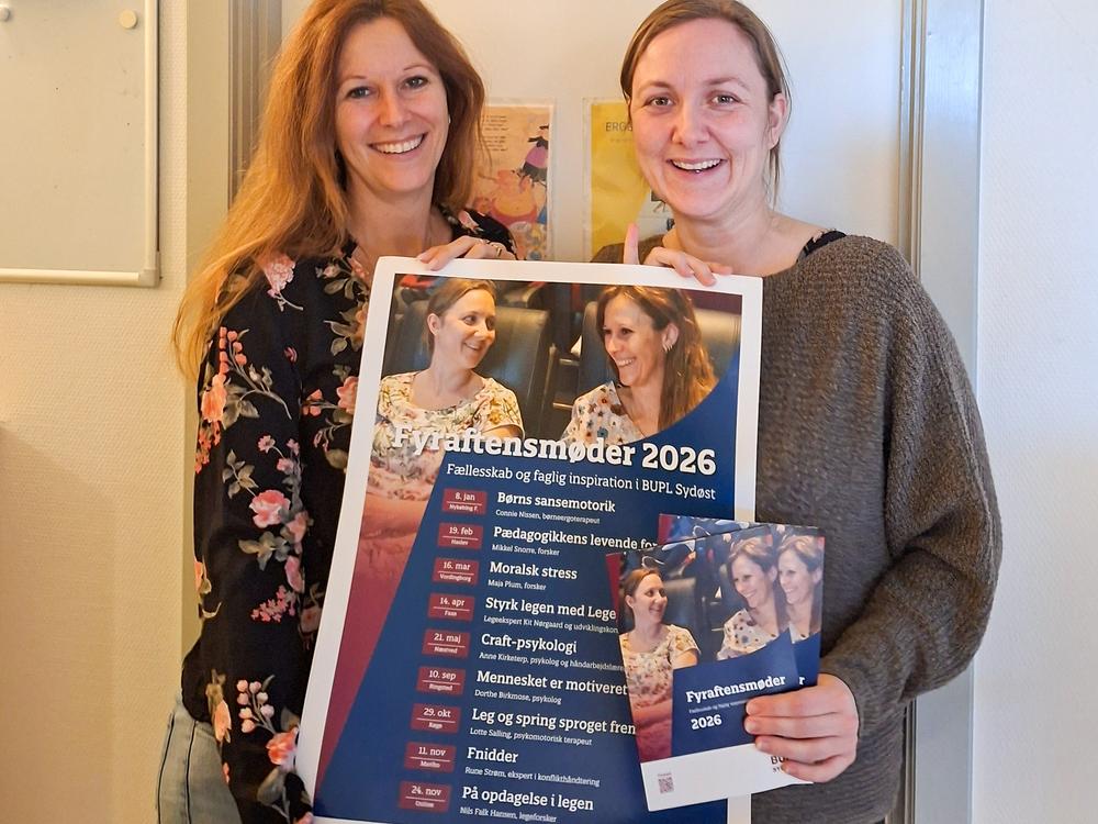To pædagoger holder plakat og folder om fyraftensmøder i 2026
