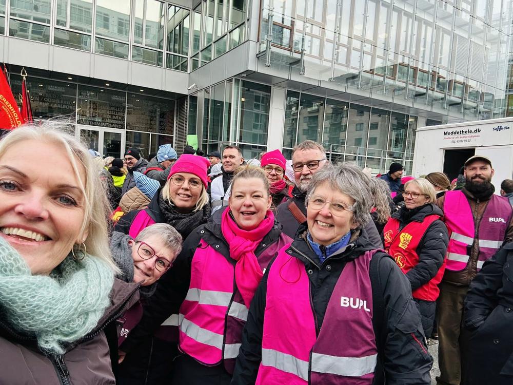 Foto af Elisa Rimpler og pædagoger foran KL ved OK26