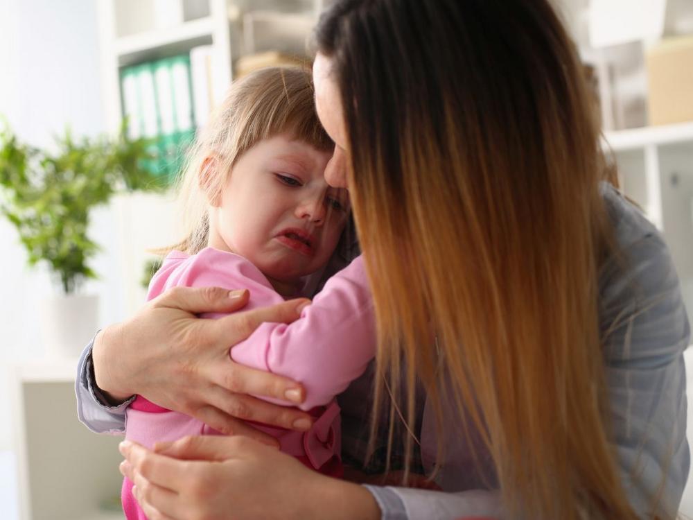 Voksen trøster barn