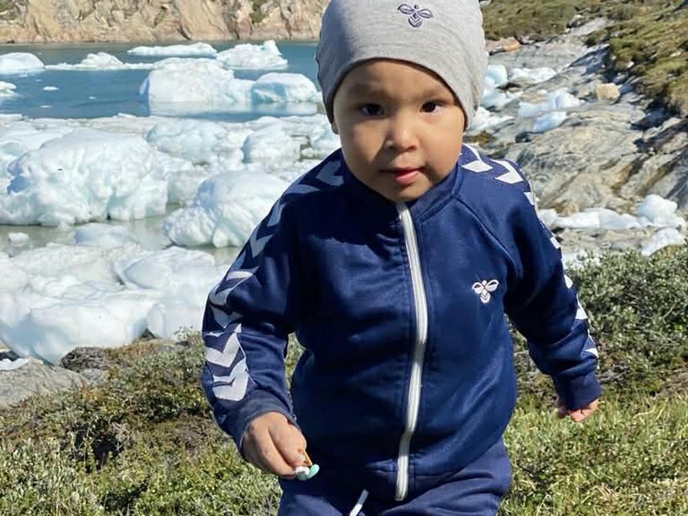 Foto af toårige Inuk i fjeldet