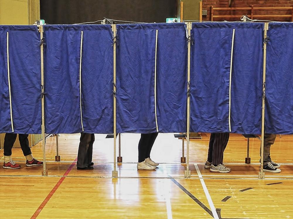 stemmebokse i en gymnastiksal