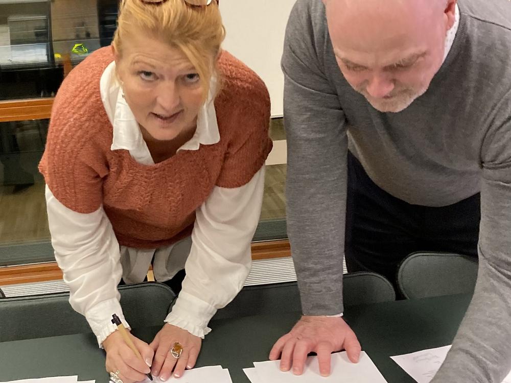 Formand for Lederforeningen i BUPL Kristine Schroll underskriver den nye overenskomstaftale for pædagogfaglige ledere