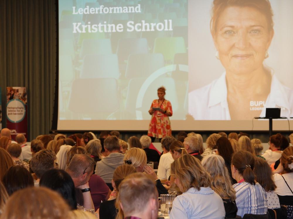 Formand for Lederforeningen i BUPL, Kristine Schroll, på scenen ved Den Nationaler Lederkonference 2026