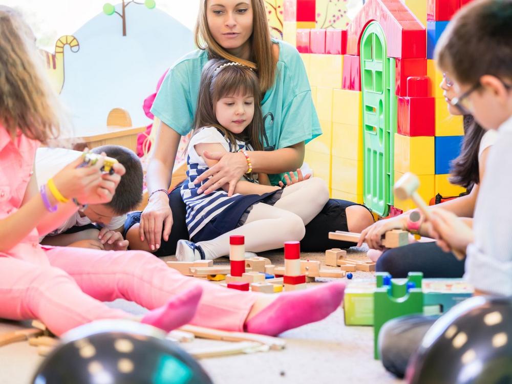 Foto af pædagog med børn