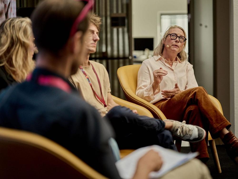 Daginstitutionsforsker Ditte Winther-Lindqvist på scenen i paneldebat under Nordhavnsmødet, som BUPL afholdt i Pædagogernes Hus i Københavns Nordhavn i september 2026.