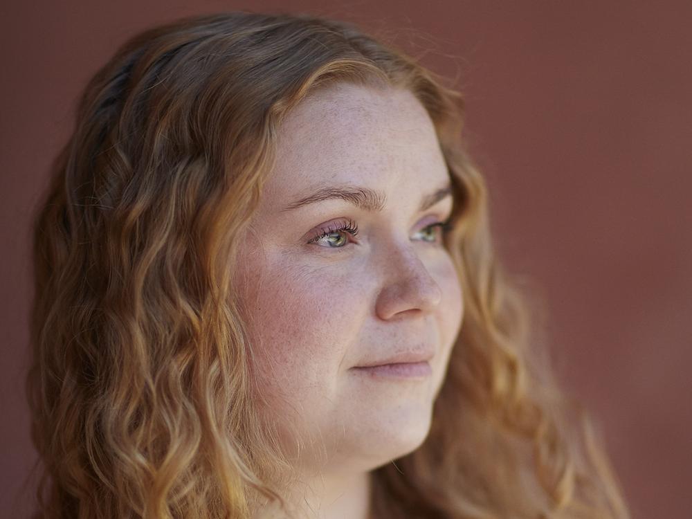 Foto af Emma Goul, pædagog i Den Integrerede Institution Nordlyset i Aarhus.