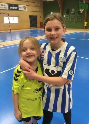 To fodboldpiger fra Sct Jacobi Specialskole i henholdsvis FC Jacobis og Esbjerg Fodboldklubs holdtrøjer.