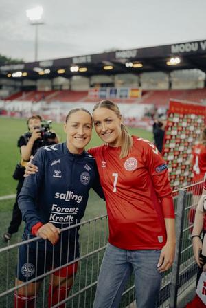 Sanne og Lotte Troelsgaard er begge uddannede pædagoger og har begge spillet på det danske kvindelandshold.