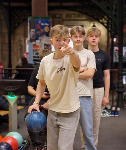 Foto af unge, der bowler