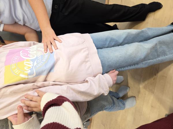 Foto af piger, der laver gruppeøvelse