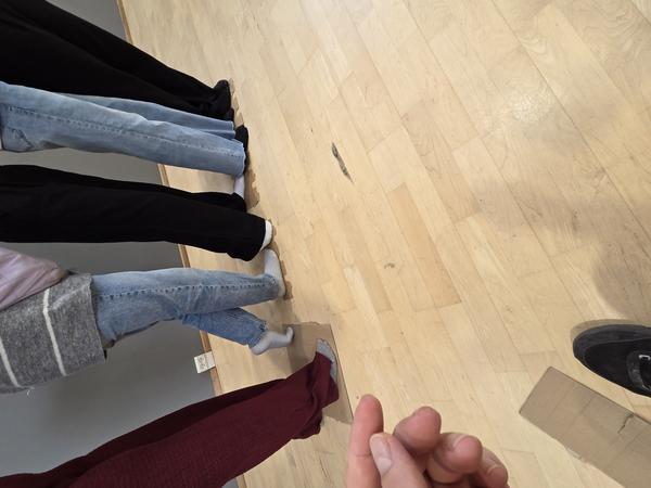 Foto af piger, der laver gruppeøvelse