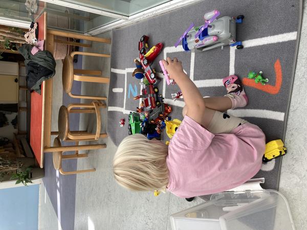 Foto af barn, der leger med lego