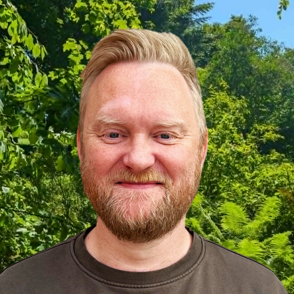 Christisan med natur i baggrunden