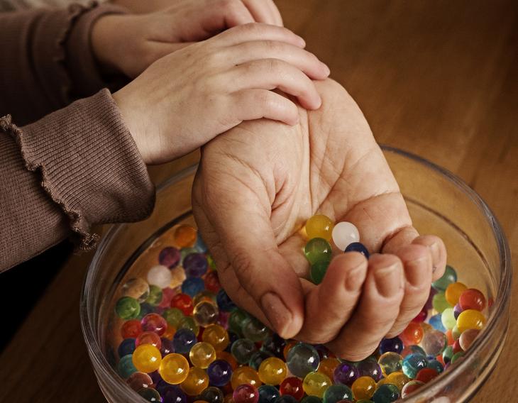 Sanseleg med vandperler giver Agnes og Dagmar ro.