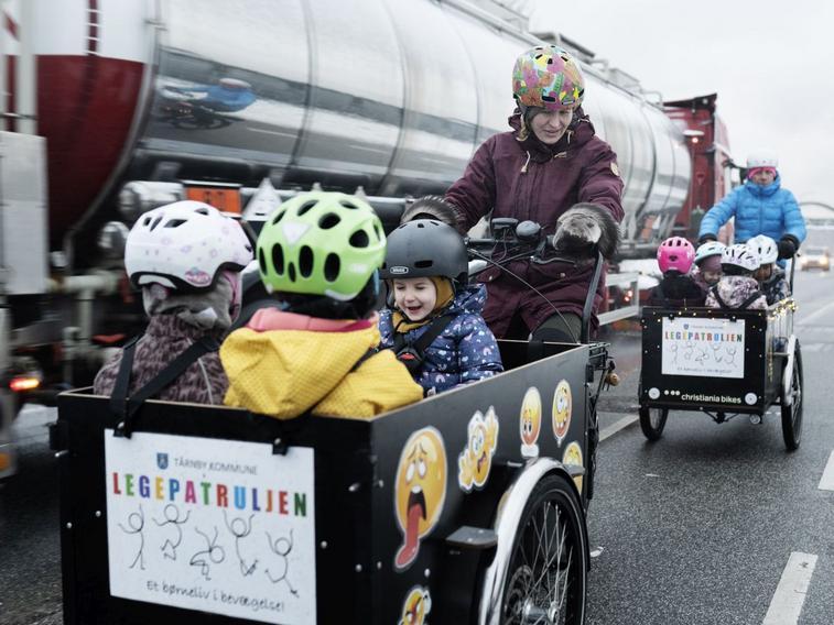 Legepatruljen i Tårnby Kommune er på tur med børn fra Børnehaven Saltværksvej