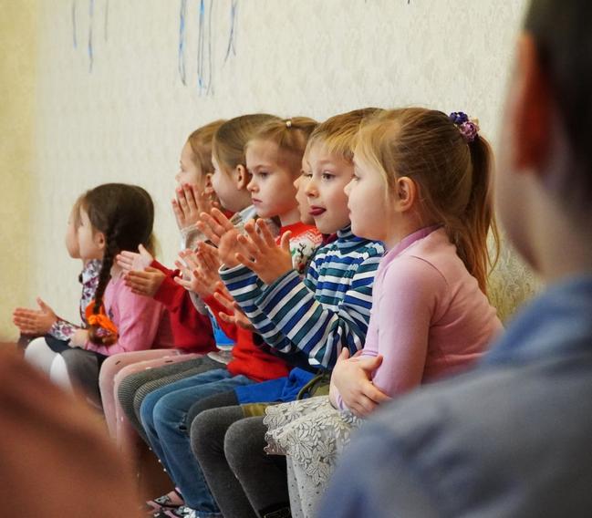 Børnehavebørn klapper under leg i beskyttelsesrum i Østukraine