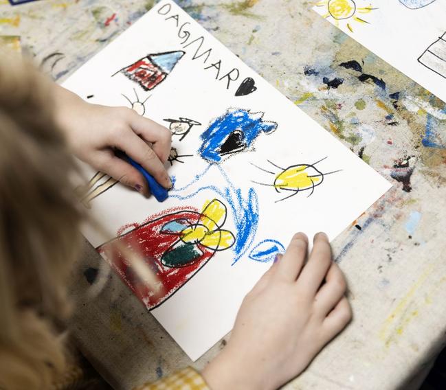Børnehave besøger Mutter Gribs fortællehule og kreative billedværksted