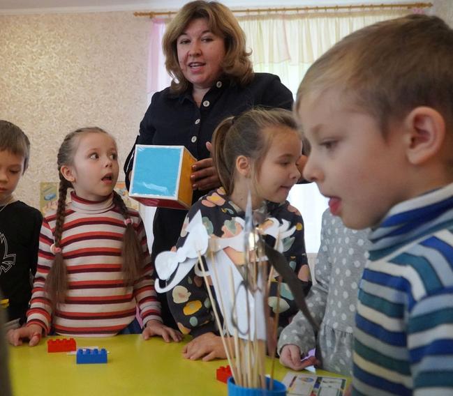 Leg og omsorg beskyttelsesrummet får de ukrainske børnehavebørn til at glemme krigen