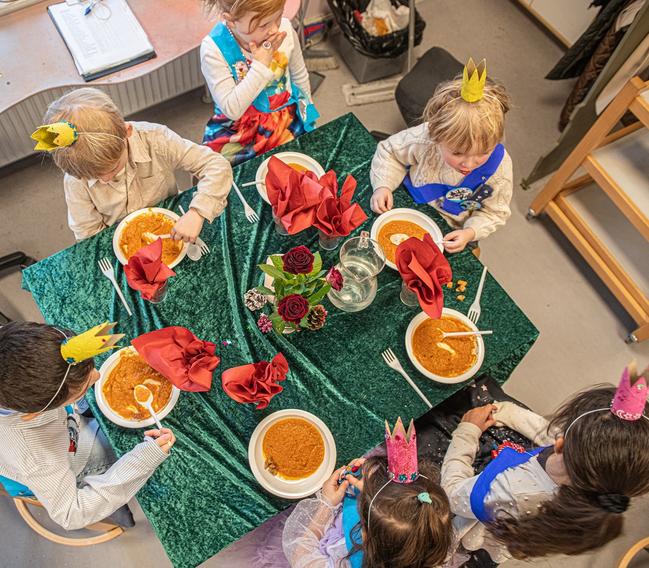 Royal middag var del af læreplansarbejdet i Harevængets Børneinstitution