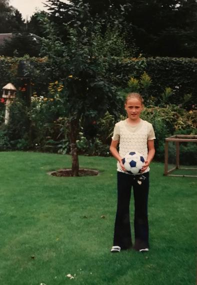 Sanne Troelsgaard som ung pigespiller fotograferet hjemme i haven.